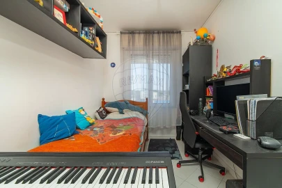 Apartamento T3 para Venda em Santo António dos Cavaleiros e Frielas