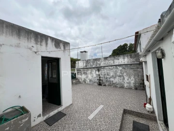 Moradia T2 para Venda em Praia da Vitoria (Santa Cruz)