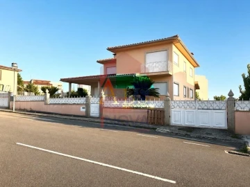 Moradia T4 para Venda em Vila Verde e Barbudo