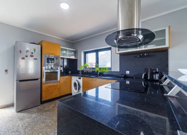 Apartamento T5 para Venda em Arrifana