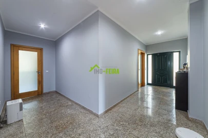 Apartamento T5 para Venda em Arrifana