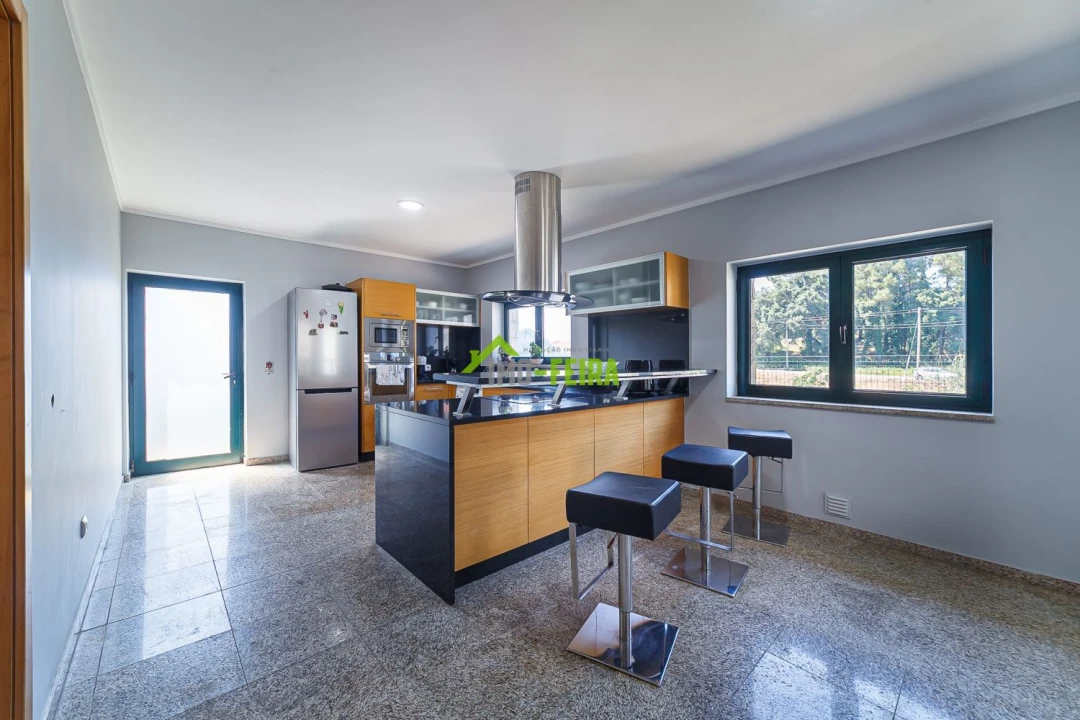 Apartamento T5 para Venda em Arrifana Foto 13
