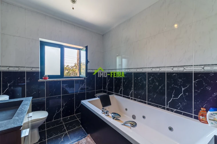Apartamento T5 para Venda em Arrifana Foto 28