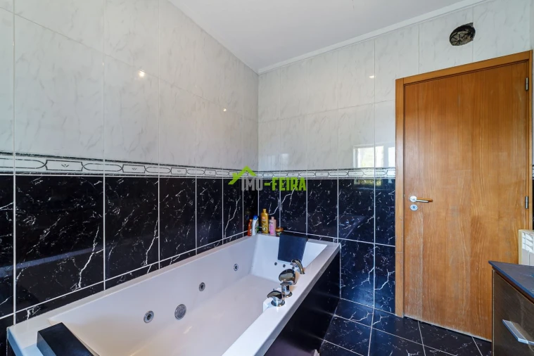Apartamento T5 para Venda em Arrifana Foto 30