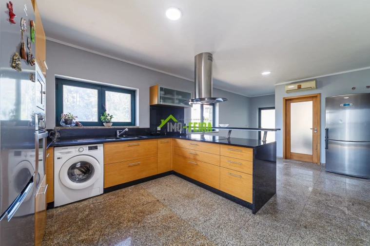Apartamento T5 para Venda em Arrifana Foto 11