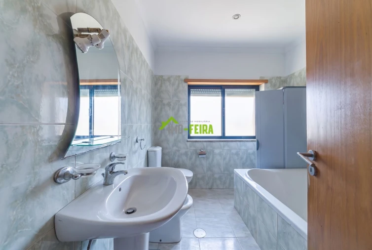 Apartamento T5 para Venda em Arrifana Foto 36