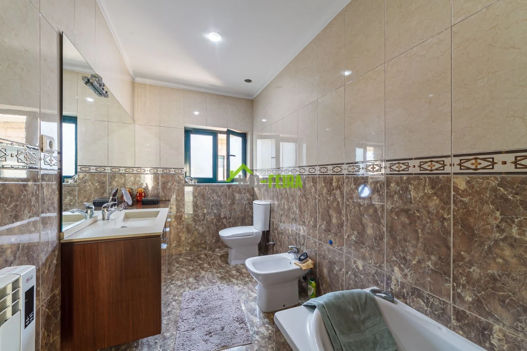 Apartamento T5 para Venda em Arrifana Foto 22