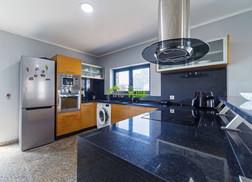 Apartamento T5 para Venda em Arrifana Foto 12