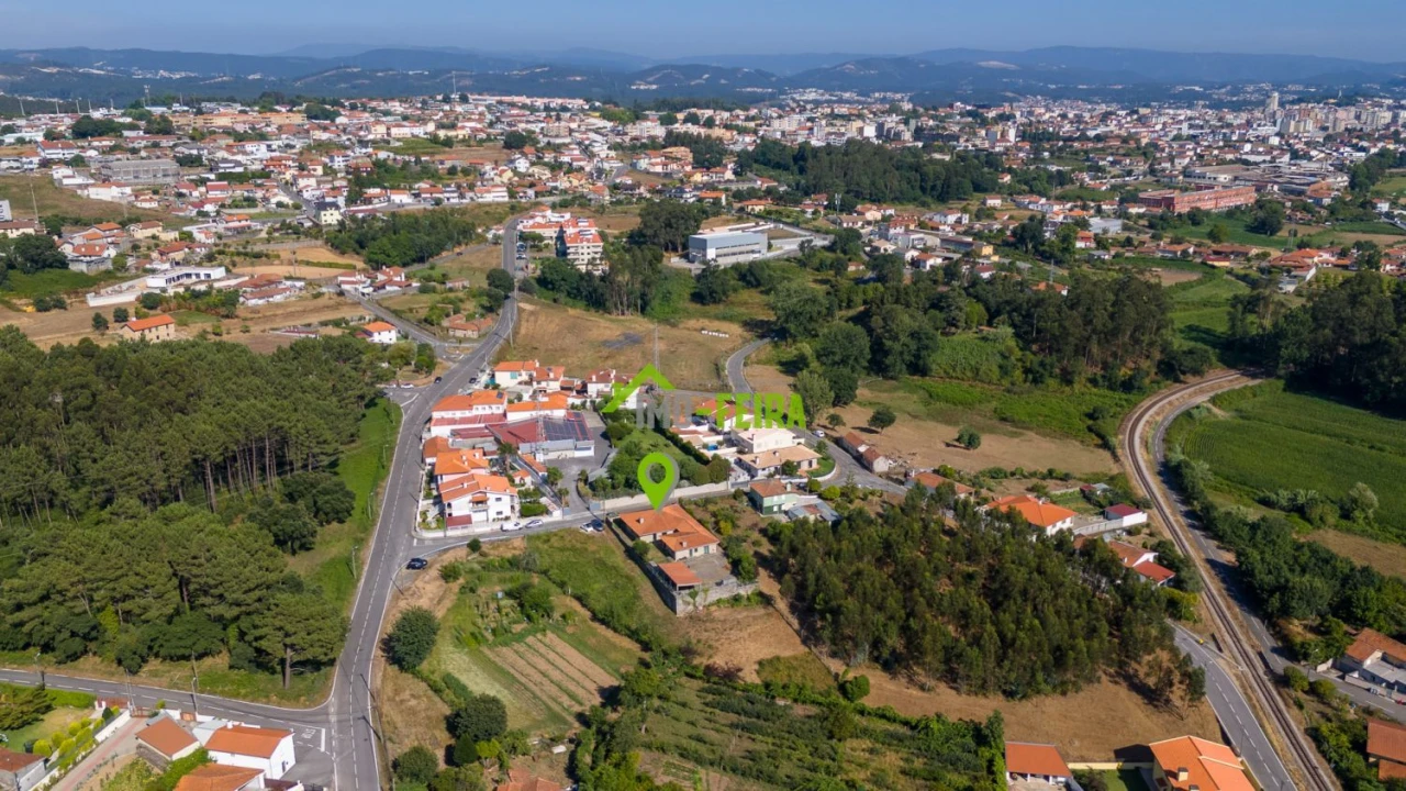 Apartamento T5 para Venda em Arrifana Foto 48