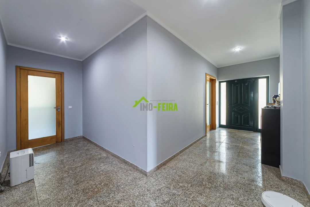 Apartamento T5 para Venda em Arrifana Foto 33