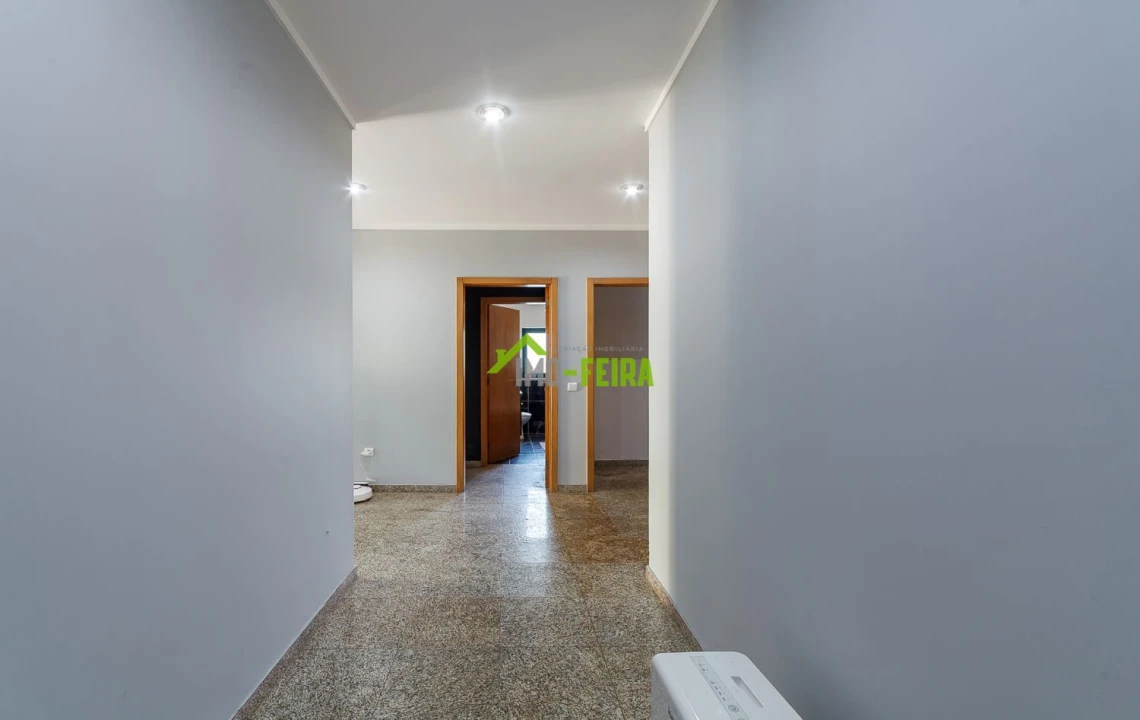 Apartamento T5 para Venda em Arrifana Foto 21