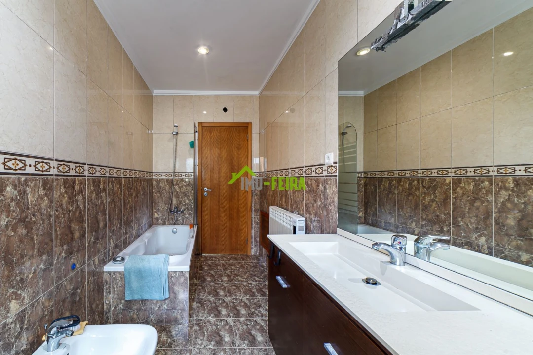 Apartamento T5 para Venda em Arrifana Foto 24