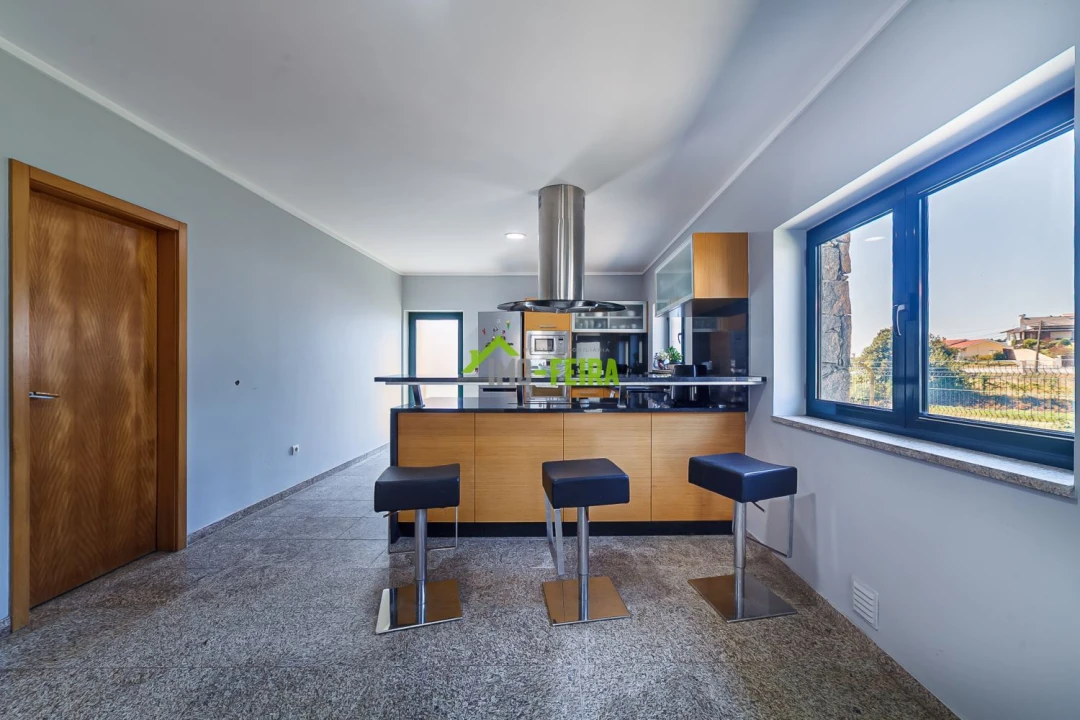 Apartamento T5 para Venda em Arrifana Foto 14