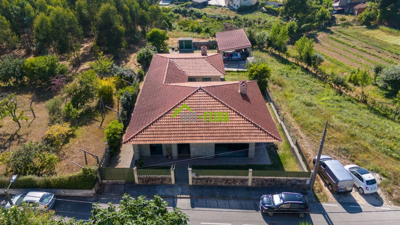 Apartamento T5 para Venda em Arrifana Foto 46