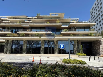 Loja para Arrendamento em São Martinho