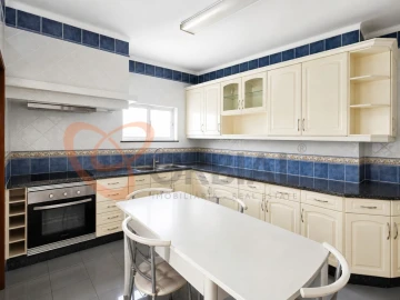 Moradia T5 para Venda em Ferreiras