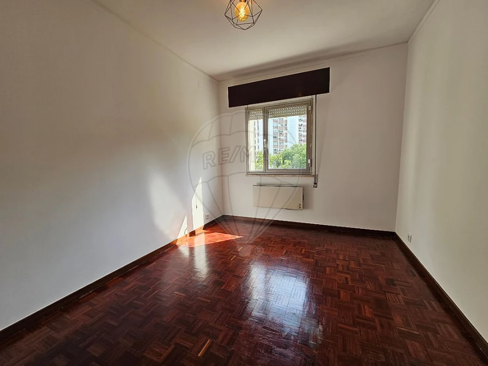 Apartamento T3 para Arrendamento em Santo António dos Cavaleiros e Frielas Foto 13