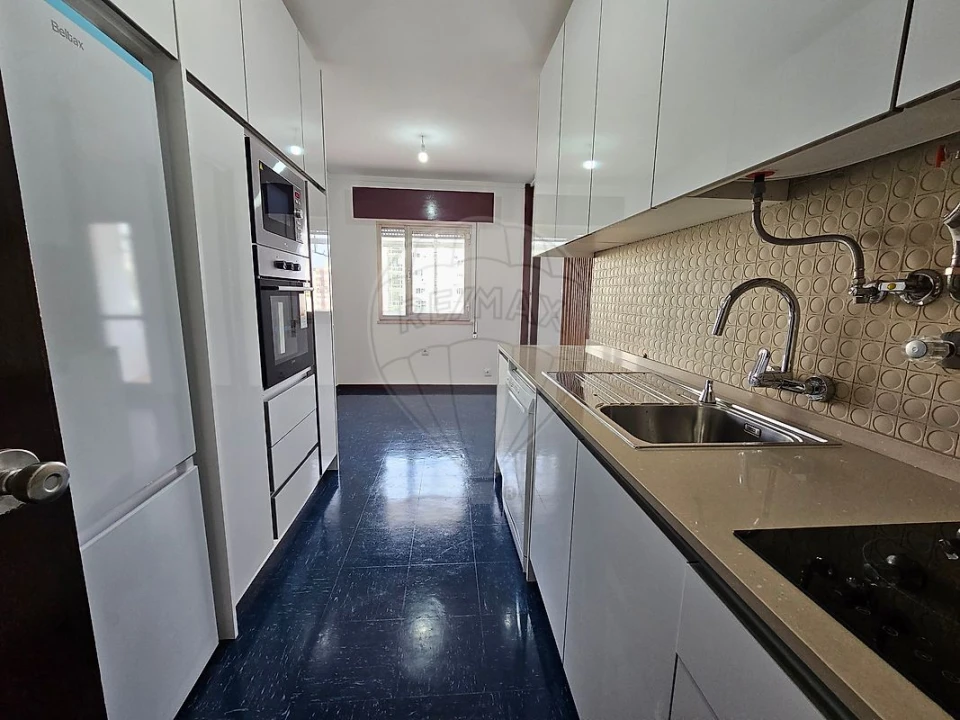 Apartamento T3 para Arrendamento em Santo António dos Cavaleiros e Frielas Foto 4