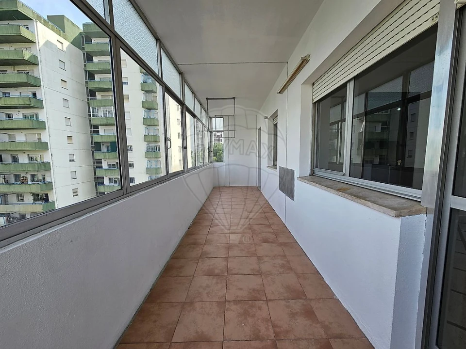 Apartamento T3 para Arrendamento em Santo António dos Cavaleiros e Frielas Foto 18