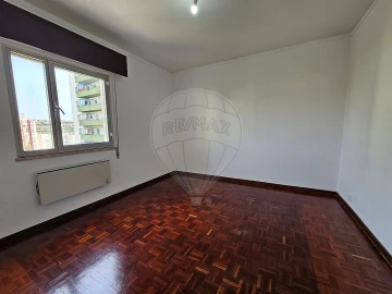 Apartamento T3 para Arrendamento em Santo António dos Cavaleiros e Frielas