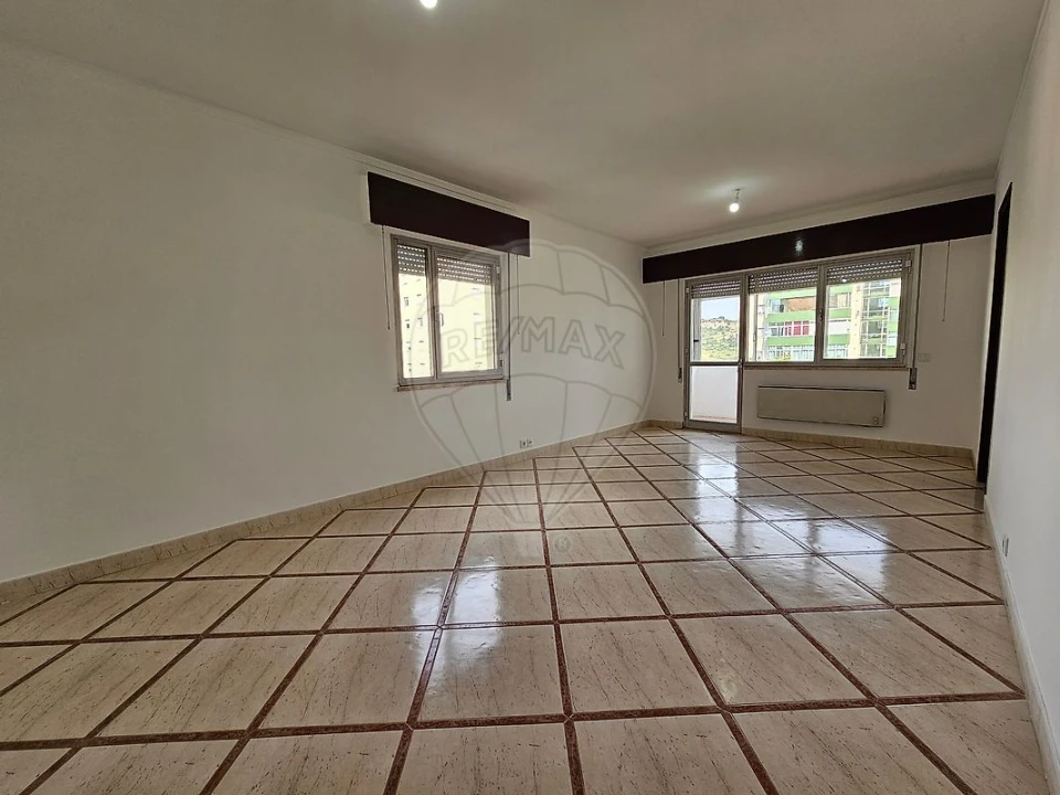 Apartamento T3 para Arrendamento em Santo António dos Cavaleiros e Frielas Foto 3