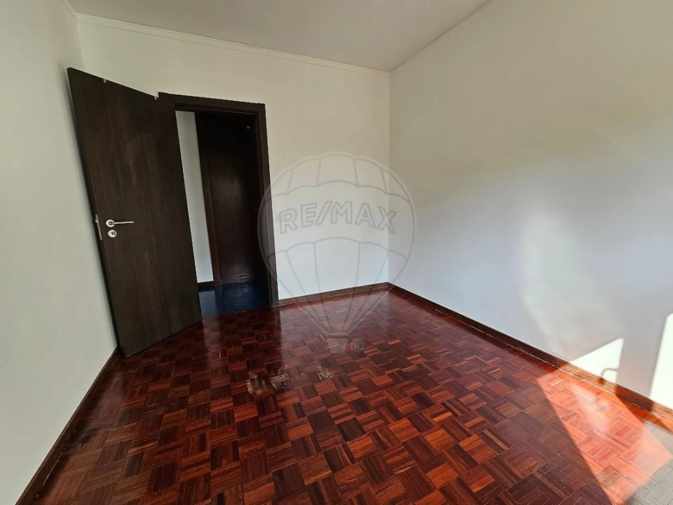 Apartamento T3 para Arrendamento em Santo António dos Cavaleiros e Frielas Foto 9