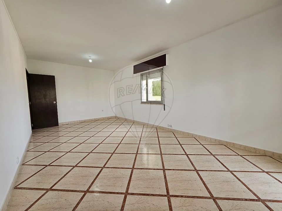 Apartamento T3 para Arrendamento em Santo António dos Cavaleiros e Frielas Foto 2