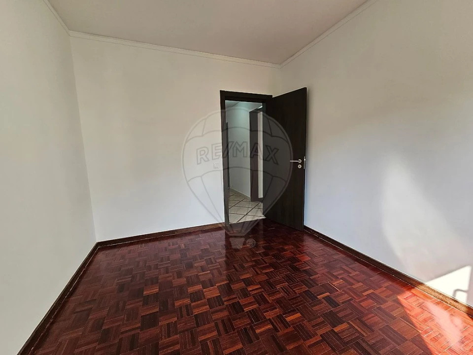 Apartamento T3 para Arrendamento em Santo António dos Cavaleiros e Frielas Foto 10