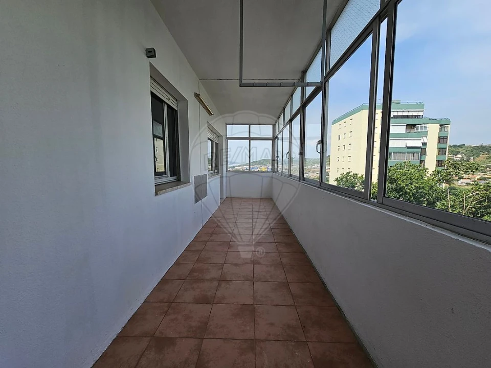 Apartamento T3 para Arrendamento em Santo António dos Cavaleiros e Frielas Foto 17