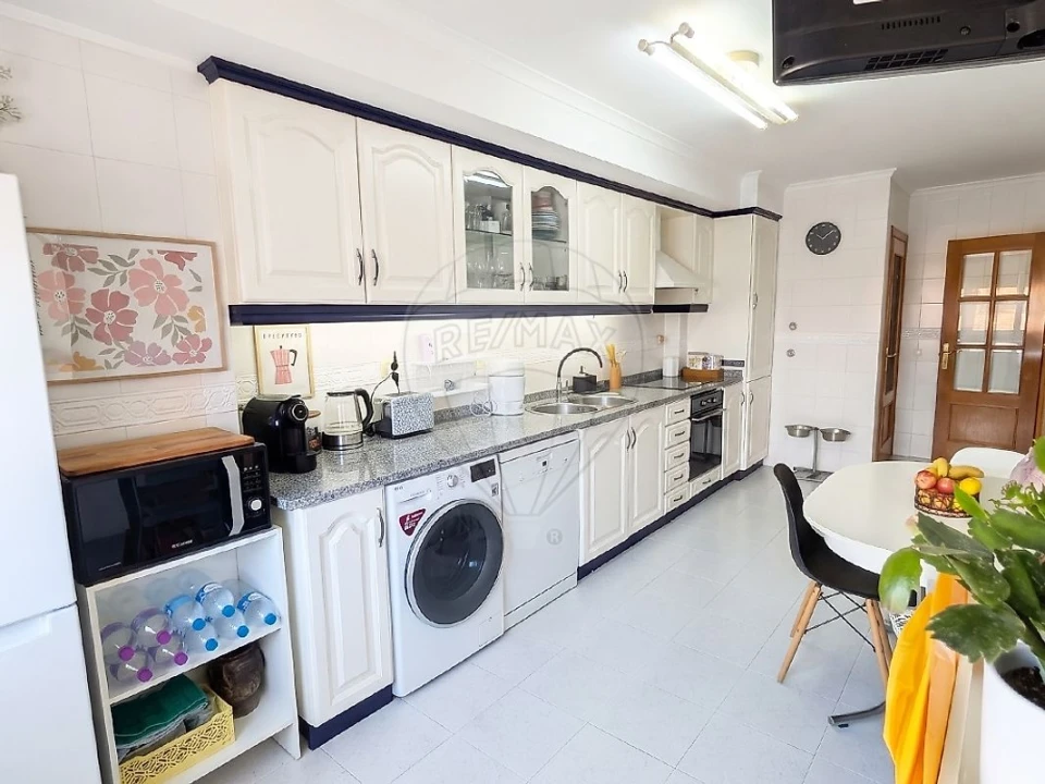 Apartamento T2 para Venda em Carregado e Cadafais Foto 6