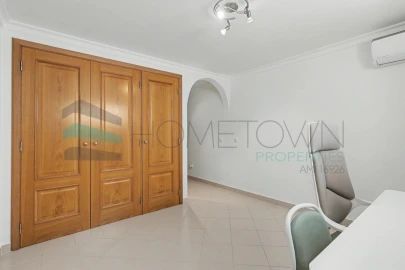 Moradia T5 para Venda em Quarteira
