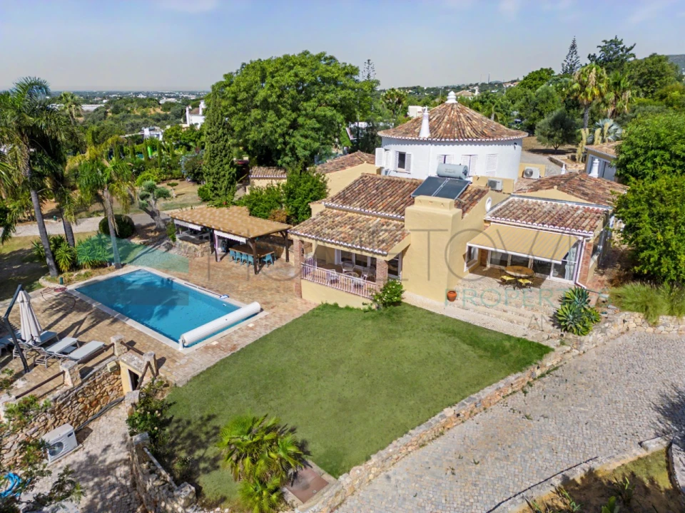 Moradia T4 para Venda em Santa Barbara de Nexe Foto 1