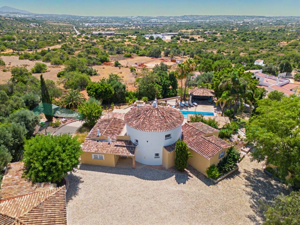Moradia T4 para Venda em Santa Barbara de Nexe Foto 25