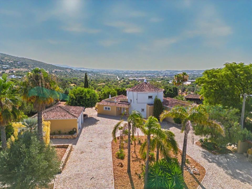 Moradia T4 para Venda em Santa Barbara de Nexe Foto 1