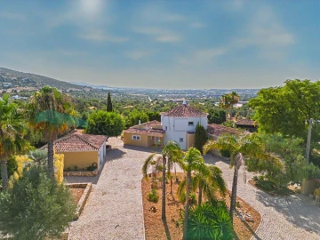 Moradia T4 para Venda em Santa Barbara de Nexe