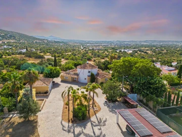 Moradia T4 para Venda em Santa Barbara de Nexe