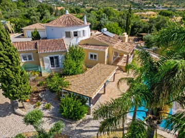 Moradia T4 para Venda em Santa Barbara de Nexe