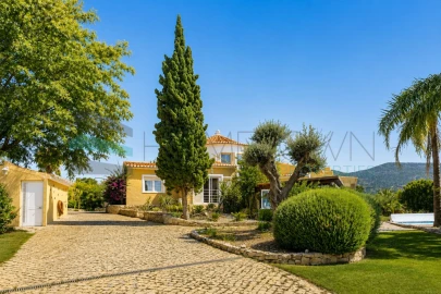 Moradia T4 para Venda em Santa Barbara de Nexe