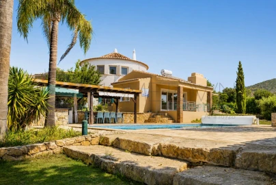 Moradia T4 para Venda em Santa Barbara de Nexe