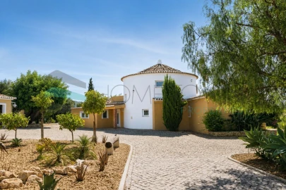 Moradia T4 para Venda em Santa Barbara de Nexe