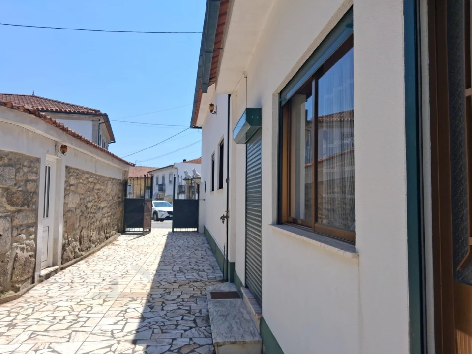 Moradia T3 para Venda em Mujães Foto 1
