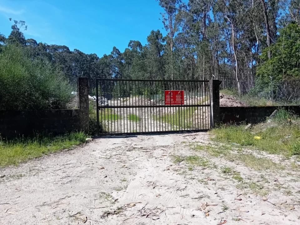 Terreno Comércio / Armazém para Venda em Vila Chã Foto 1