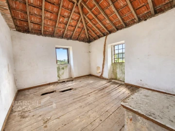 Moradia T4 para Venda em Vila Cova e Feitos