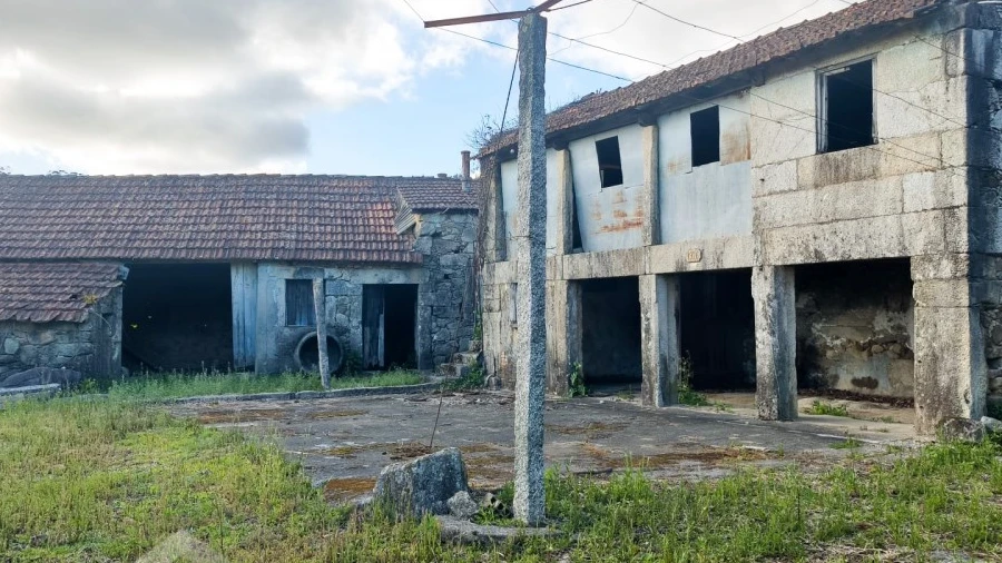 Moradia T4 para Venda em Vila Cova e Feitos