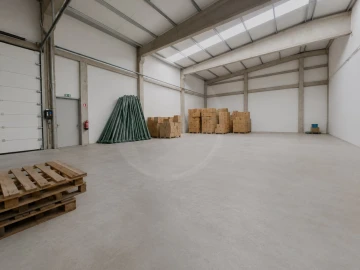 Armazém para Arrendamento em Fajozes