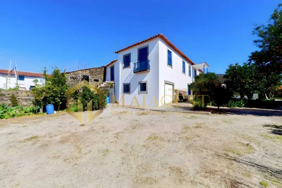 Quinta T4 para Venda em Aguiar de Sousa Foto 1