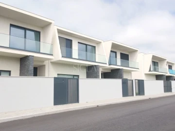 Moradia T4 para Venda em Madalena