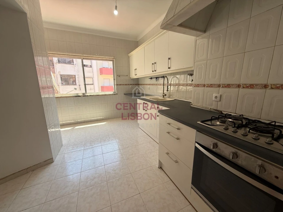 Apartamento T4 para Venda em Rio de Mouro Foto 14