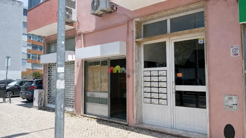 Loja para Arrendamento em União das Freguesias de Setúbal