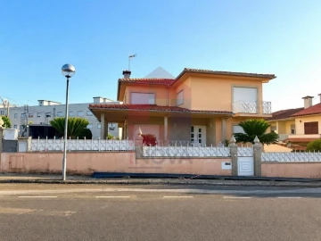 Moradia T4 para Venda em Vila Verde e Barbudo
